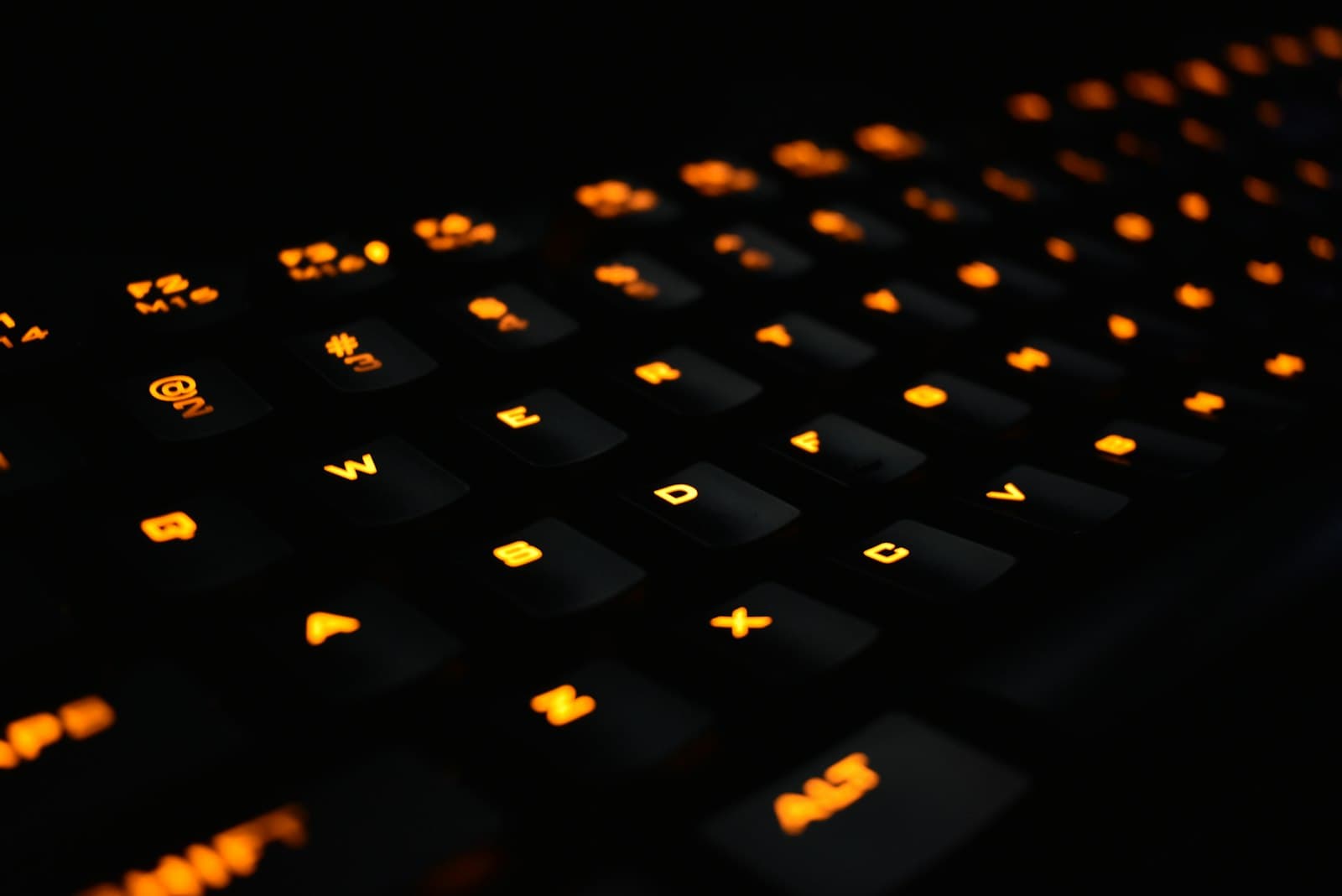 Mehanička tastatura sa pozadinskim osvetljenjem